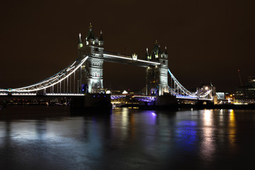 Fototapeta na wymiar The beautiful Tower Bridge, London, UK captured on a cold and frosty evening with light reflections