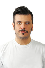 Obraz premium Wąsy mężczyzna i biała koszula z białym tłem