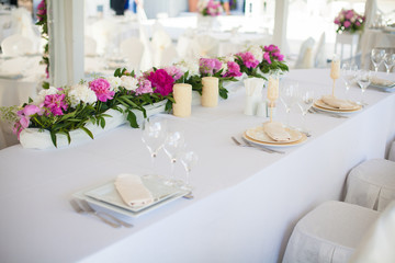 Elegant flower decoration on the table in restaurant for an event party or wedding table