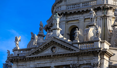 Fototapeta premium Many Ancient Statues on Venice Church Dome