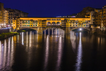 Fototapeta na wymiar Bridge Ponte Vecchio in Florence at night