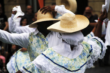 Naklejka premium Bailarines colombianos de cumbia 