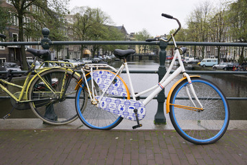 Fototapeta na wymiar Bikes on a bridge in the centre of Amsterdam