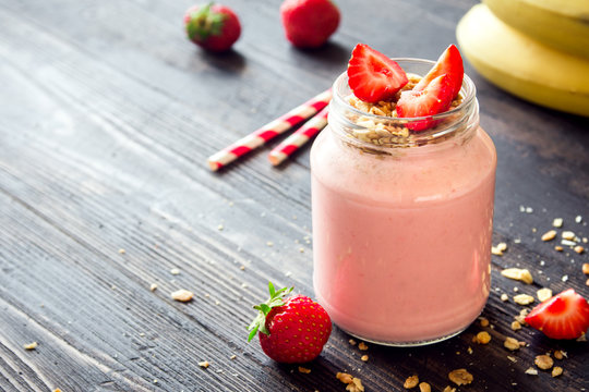 Strawberry and banana smoothie with granola