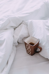 Fototapeta na wymiar Чашка кофе в постели