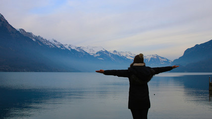 Mujer viajando, traveller around the Alps, Lake, nature Switzerland