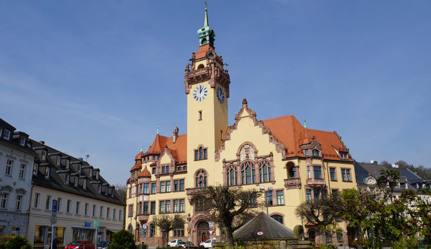 Das Rathaus von Waldheim, Sachsen /Das Rathaus in Waldheim in Sachsen, Deutschland, die Fassade ist mit rotem Rochlitzer Porphyr gestaltet 