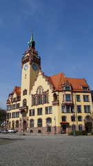 Fototapeta na wymiar Rathaus in Sachsen/Das Rathaus in Waldheim in Sachsen, Deutschland, die Fassade ist mit rotem Rochlitzer Porphyr gestaltet 