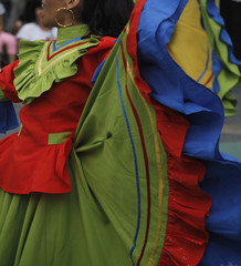 Obraz premium Cumbia colombiana en un festival callejero