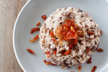 Risotto with red radicchio and crispy bacon (speck)