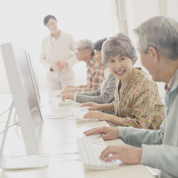パソコン教室で講習を受けるシニア
