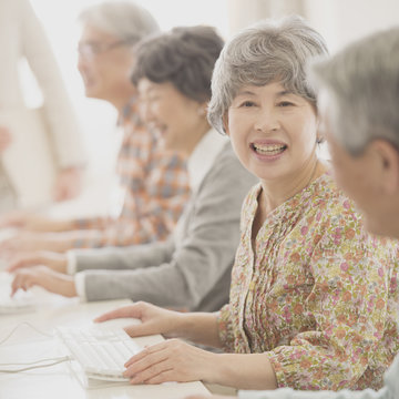 パソコン教室で講習を受けるシニア