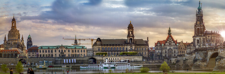Fototapeta na wymiar Dresden Skyline im Abendlicht