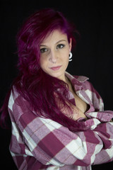 Junge, h&uuml;bsche Frau mit pinkfarbenen Haaren