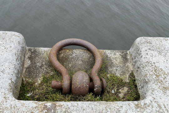 Sch&auml;kel zur Schiffsbefestigung am Ufer, Anleger