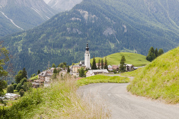 Fototapeta premium Ftan, Dorf, Bergdorf, Engadin, Unterengadin, Engadiner Häuser, Wanderweg, via Engiadina, Feldweg, Bergwiesen, Alpen, Graubünden, Sommer, Schweiz