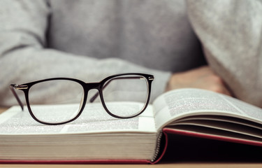 Brille liegt auf Buch