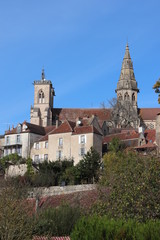 Fototapeta na wymiar Bourgogne - Côte-d'Or - Sémur-en-Auxois - Vue sur la collégiale Notre-Dame