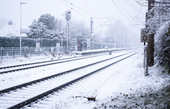 Bahnschienen im Winter, Zugverkehr in Schleswig-Holstein, Deutschland 