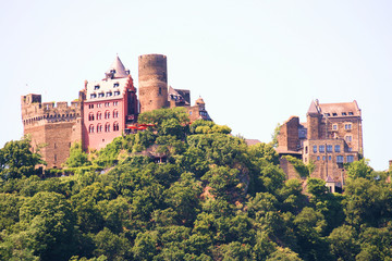 Fototapeta na wymiar Burg Schönburg am Rhein im Mittelrheintal in Rheinland-Pfalz