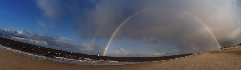 Panoramablick mit Regenbogen auf der Nordseeinsel Amrum