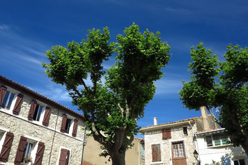 Marktplatz von Peyriac-de-Mer, Südfrankreich