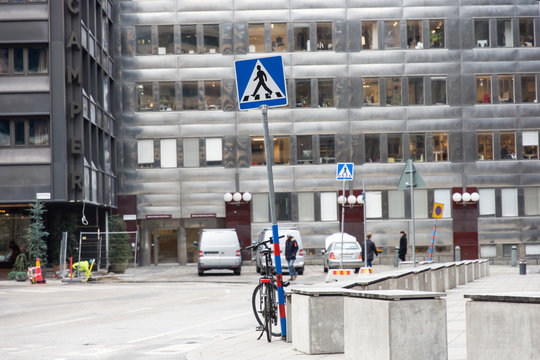 Övergånställe på Brunkebergstorg fastlåst cykel