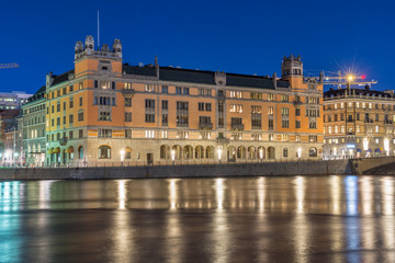 Rosenbad i Stockolm på natten med julbelysning på kajen