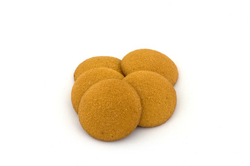 ein haufen eierplätzchen auf einem weissen hintergrund