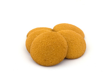 ein haufen eierplätzchen auf einem weissen hintergrund