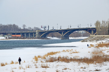 Иркутск, зимний вид на Ангару и Глазковский мост