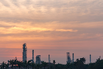 Fototapeta premium Teren rafinerii ropy i gazu o zmroku