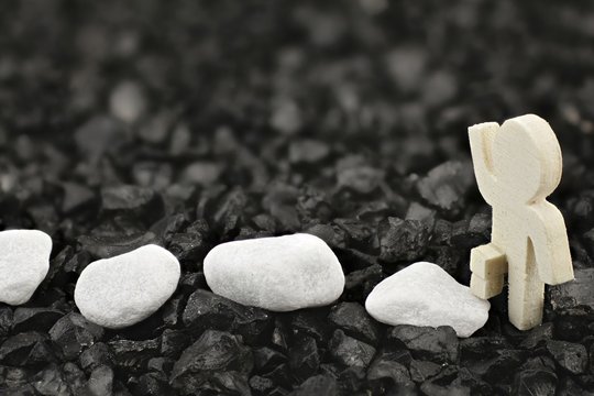 Male beginnt den Spaziergang auf einem steinigen Pfad