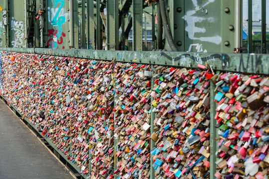 Bunte Liebesschlösser an der Hohenzollern Brücke in Köln