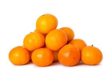 Mandarinen / Clementinen Haufen auf weißem Hintergrund