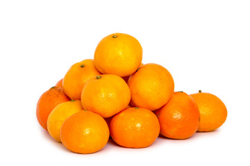 Mandarinen Haufen auf weißem Hintergrund