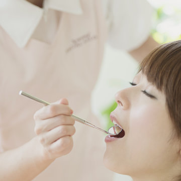 歯医者で検診を受ける女性
