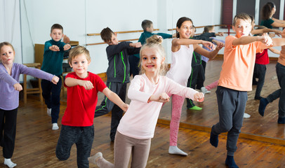 children studying contemp dance