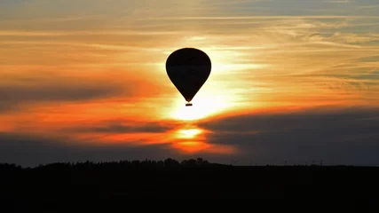 Tuinposter Lot balonem o zachodzie słońca nad suwalszczyzną © jadwiga.koniecko