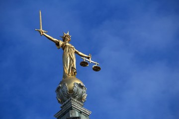 Fototapeta na wymiar London justice statue