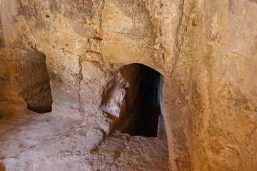 Раскопки развалин Царских гробниц в окреснстях города Пафос, Кипр.