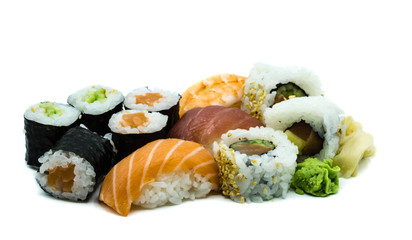 Sushi, nigiri-sushi, maki, nigiri  isoliert freigestellt auf weißen Hintergrund, Freisteller
