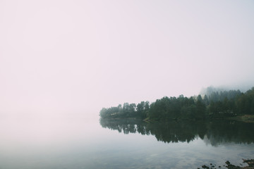 niebla y reflejos en el lago