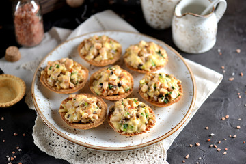Snack tartlets with smoked chicken, mushrooms, green onions and cheese.