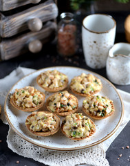 Snack tartlets with smoked chicken, mushrooms, green onions and cheese.