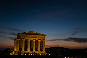 Obraz premium Greek Temple during sunset in Agrigento, Sicily