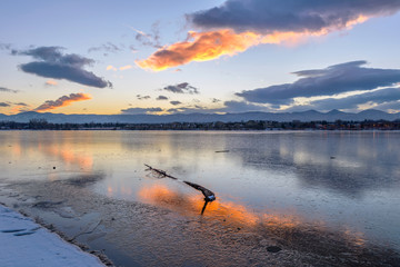 Naklejka premium Sunset Frozen Lake - Winter sunset view at frozen Johnson Reservoir, Clement Park, Denver-Littleton, Colorado, USA.