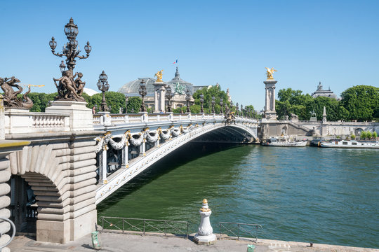 Am Ufer der Seine mit Blick auf Pont Alexandre III