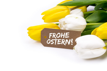 Gelbe und Weiße Tulpen mit Karte Frohe Ostern auf weißem Hintergrund