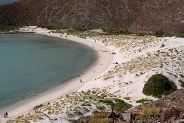 La playa es de aguas turquesas y arena clara.